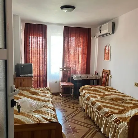 Central Guesthouse בית הארחה נסבר