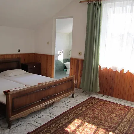 Central Guesthouse בית הארחה נסבר